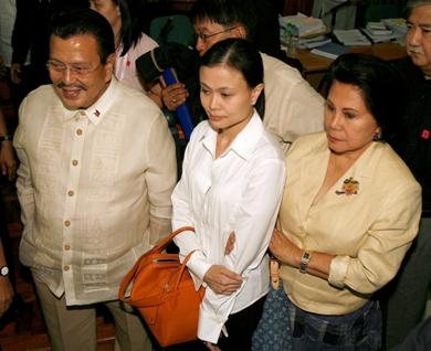 الرئيس الفلبيني السابق جوزيف استرادا مع زوجته وابنته أمس