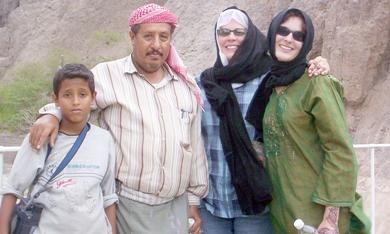 عائلة كين مع والد الطالب علي وشقيقه في الصهاريج