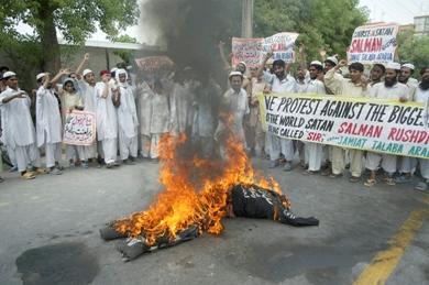 متظاهرون يحرقون دمية للروائي البريطاني سلمان رشدي