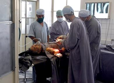 اطباء يجرون عملية جراحية لسائح ياباني اصيب في الانفجار الانتحاري