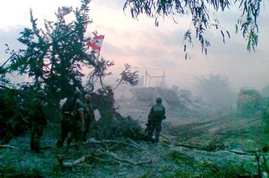 جنود لبنانيون يشتبكون مع مقاتليين من حركة فتح الاسلام