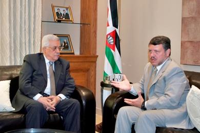 العاهل الاردني الملك عبدالله يتحدث مع الرئيس الفلسطيني محمود عباس أمس