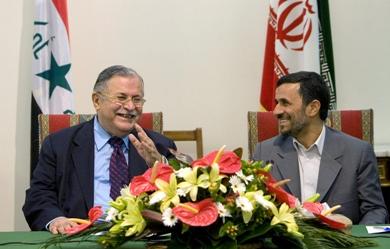 الرئيس الايراني محمود احمدي نجاد يتحدث مع الرئيس العراقي جلال طالباني