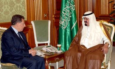 العاهل السعودي الملك عبدالله بن عبدالعزيز مع رئيس الوزراء اللبناني فؤاد السنيورة