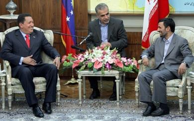 الرئيس الفنزويلي هوجو شافيز يتحدث مع نظيره الايراني محمود احمدي نجاد أمس