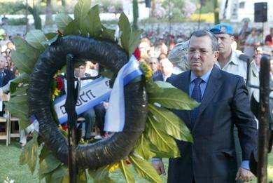 وزير الدفاع ايهود باراك يضع اكليلا من الزهور
