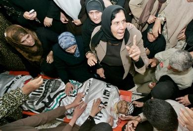 والدة الشهيد محمد ابو الهيجا في حالة حزن أثناء تشييع جثمانه