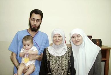 الطبيب الاردني محمد جميل عبد القادر العشا وزوجته مروة يونس عبدالحافظ دعنا وابنهما مع والدة زوجته ام العبد