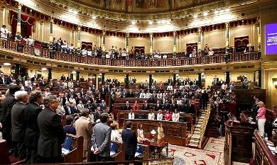 أعضاء البرلمان الأسباني يقفون دقيقة حداد أمس على أرواح السياح الذين قضوا في مأرب