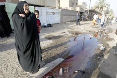 امرأة عراقية تبكي بعد مقتل احد اقاربها