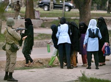 طالبات مسلمات أثناء استسلامهن أمس