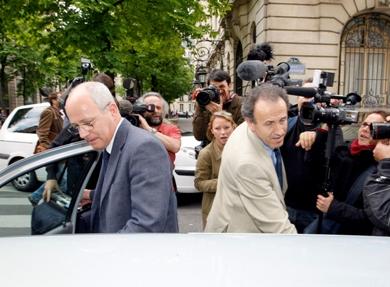 أثناء مغادرة القضاة مكتب لرئيس الوزراء السابق دومنيك دو فيلبان