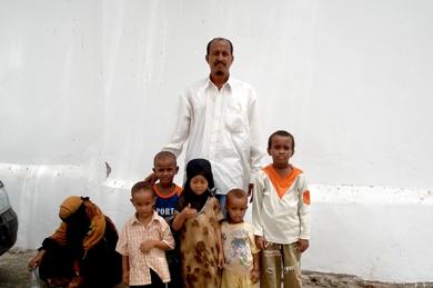أحمد وزوجته وأولاده الخمسة