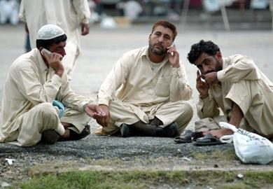 جانب من الطلبة الباكستانيين يتكلمون مع اقاربهم