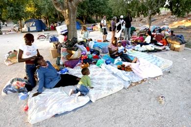 لاجئون سودانيون يتهيأون للنوم في حديقة بالقرب من البرلمان الإسرائيلي بالقدس أمس الأول