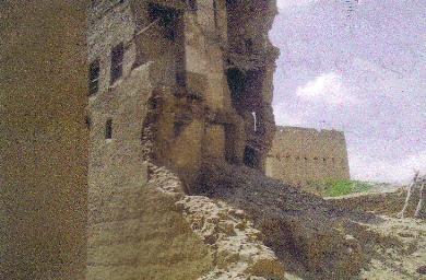 أحد المنازل التي دمرتها الأمطار والسيول بمدينة المحفد القديمة