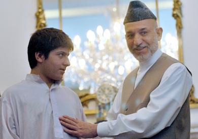 الرئيس الأفغاني حامد كرزاي مع الطفل