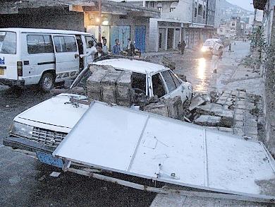 صورة للأضرار التي لحقت بالمباني والسيارات جراء تدفق السيول بمدينة تعز
