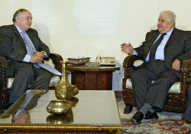 وزير الخارجية السوري وليد المعلم مع المبعوث الفرنسي جان كلود كوسران