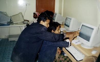صورة للمعاقين المشاركين في دورة الكمبيوتر