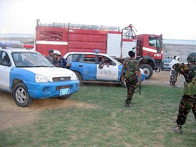 لجنود الأمن المركزي وسيارات النجدة والاطفاء في وسط ملعب الشهداء أمس