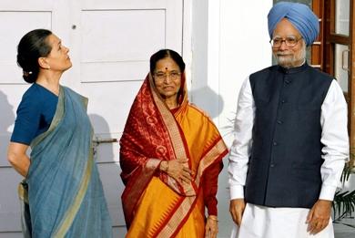 رئيس الوزراء الهندي ماهومان سينج مع الرئيسة الجديدة براتيبها باتيل وسونيا غاندي