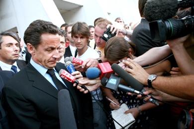 الرئيس الفرنسي نيكولا ساركوزي يتحدث إلى الصحفيين