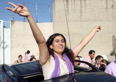 الناشطة الكردية سيباهت تونجيل أثناء خروجها من السجن
