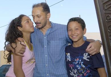 المحامي التونسي المعارض محمد عبو مع اطفاله