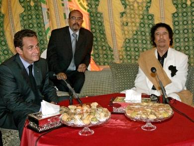 الرئيس الفرنسي نيكولا ساركوزي يتحدث مع الزعيم الليبي معمر القذافي