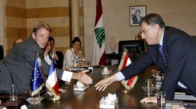 رئيس الوزراء اللبناني فؤاد السنيورة مع وزير الخارجية الفرنسي برنار كوشنير