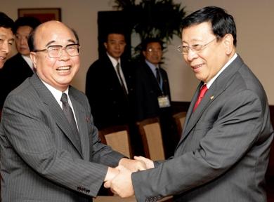 وزير الخارجية الفلبيني البرتو رامولو مع نظيره الكوري الشمالي