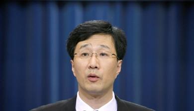 تشون هو سون المتحدث باسم الرئاسة في كوريا الجنوبية للصحفيين