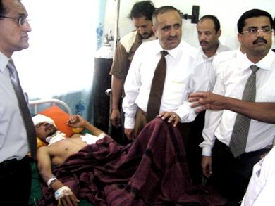 محافظ عدن خلال زيارته المصاب حسين يحيى في المستشفى امس