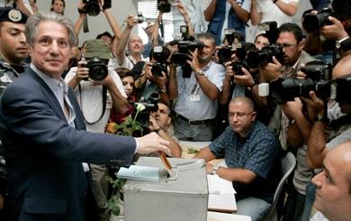 الرئيس الأسبق أمين الجميل والد بيار وزعيم حزب الكتائب أثناء الاقتراع أمس