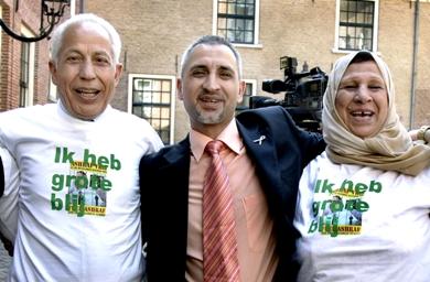 الطبيب الفلسطيني اشرف الحجوج مع والداه