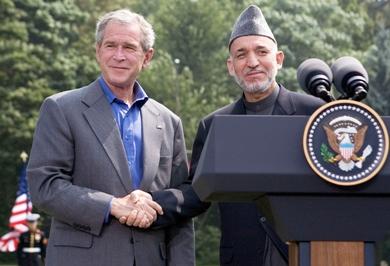 الرئيس الأفغاني حامد كرزاي والرئيس الأمريكي جورج بوش