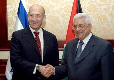 رئيس الوزراء الاسرائيلي ايهود اولمرت مع الرئيس الفلسطيني محمود عباس للمرة الأولى في الضفة الغربية