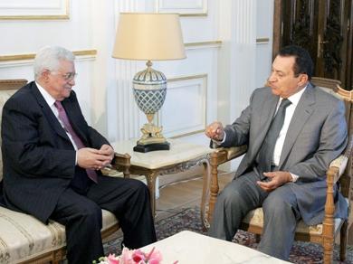 الرئيس المصري حسني مبارك يتحدث مع رئيس السلطة الفلسطينية محمود عباس