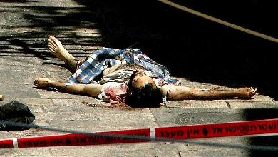 جثة الفلسطيني مرميه على الأرض