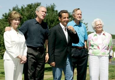 عائلة الرئيس الاميركي جورج بوش تستقبل بحرارة الرئيس الفرنسي نيكولا ساركوزي
