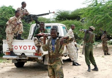 قوات صومالية حكومية تقف للحراسة في ضواحي مقديشو أمس