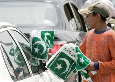 فتى باكستاني يبيع الاعلام عشية عيد الاستقلال