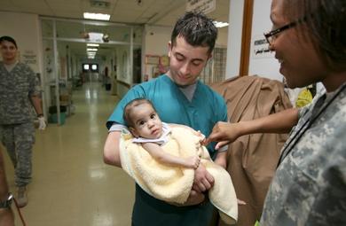 الطفلة الرضيعة فاطمة الجبوري باحضان القوات الامريكية