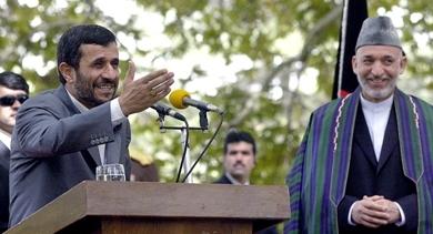 الرئيس الايراني محمود احمدي نجاد في مؤتمر صحافي مشترك عقده في كابول مع نظيره حميد كرزاي