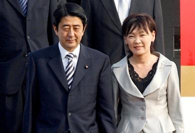 رئيس الوزراء الياباني شينزو آبي مع زوجته أثناء وصولهما اندونيسيا