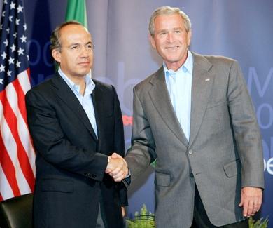 الرئيس الأمريكي جورج بوش مع الرئيس المكسيكي فيليب كالديرون