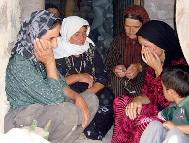 نساء يختبئن في الكهوف فرارا من القصف الايراني