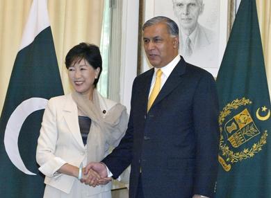 وزيرة الدفاع اليابانية يوريكو كويكي مع رئيس الوزراء الباكستاني شوكت عزيز