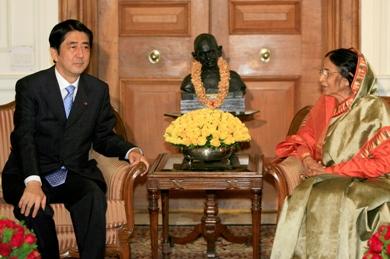 رئيس الوزراء الياباني شينزو ابي مع رئيسة الهند